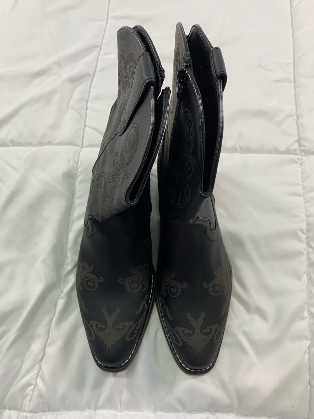 Preloved DREAM PAIRS cowboy boots size 10